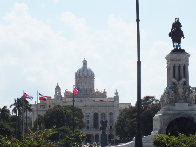 Museo de la Revolucion and statue of general Maximo Gomez.