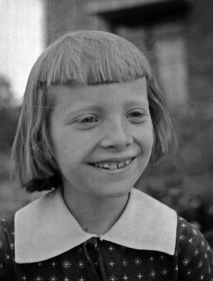 1958 - 1959 Cathie at Mulungwishi.jpg
