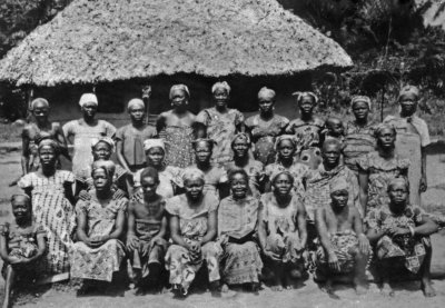 1958 - 1959 Group of women at Lodja.jpg