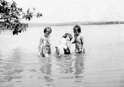 1954 - 1957 Alice, Susie, Cathie, Greg - at Lake Mumkamba.jpg