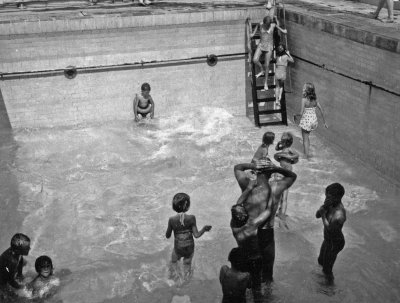 1954 - 1957 Kenya Castle - Shallow swimming pool for kids.jpg