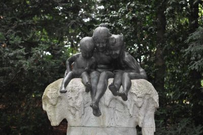 A sweet statue in the park