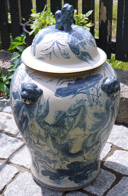Chinoiserie urn.