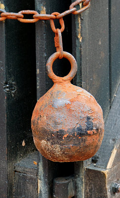 Gate closing mechanism.