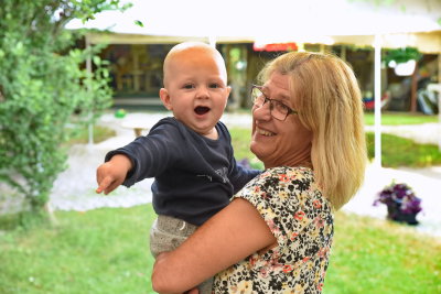 Maria Rasinger und Enkel Simon freuen sich