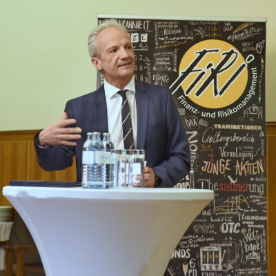 detailliert auf die Arbeiten ein