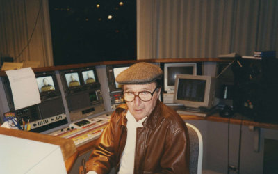 Turn around Bob,you're suppose to moniter the monitor.