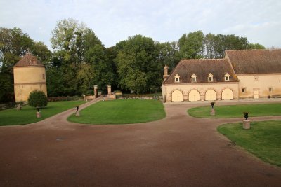 Le Colombier et les dpendances vu du parc