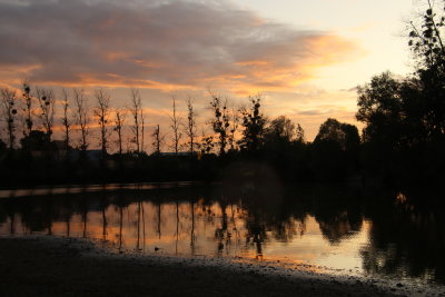 Coucher de soleil sur l'étang de Chevillon en Bourgogne