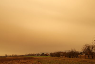Une nouvelle tempête de sable venue du Sahara a coloré le ciel français d'orange et d'ocre