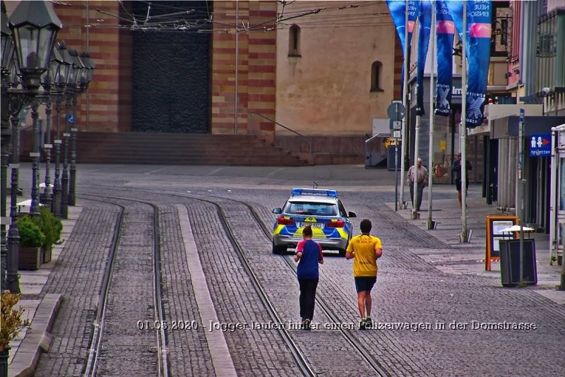 01.05.2020 - Jogger laufen hinter einen Polizeiwagen in der Domstrasse.jpg