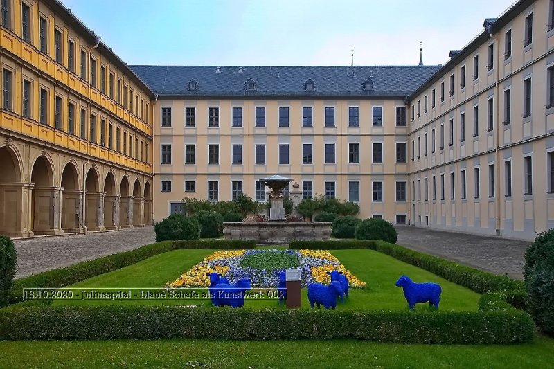 18.10.2020 - Juliusspital - blaue Schafe als Kunstwerk 002.jpg