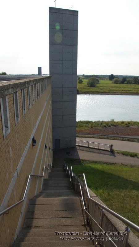 Trogbruecke - Elbe-Havel-Kanal 005.jpg