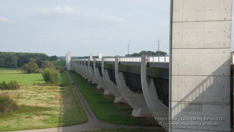 Trogbruecke - Elbe-Havel-Kanal 017.jpg