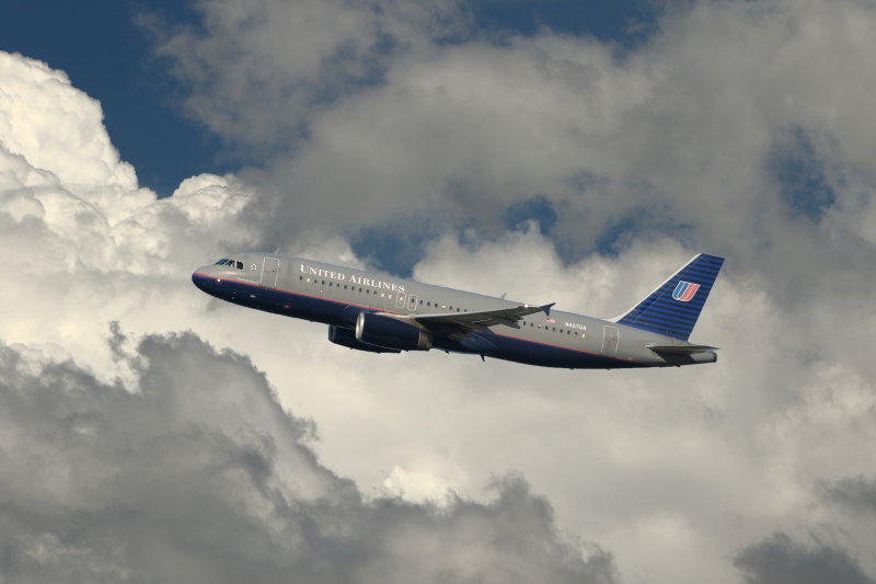 Chicago,IL United 320 depature In Storm 2005 N427UA #2.JPG