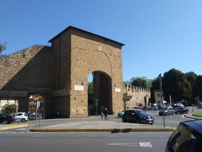 The majority of the defensive walls were razed in the 19th century, only a few partial gate structures were left standing