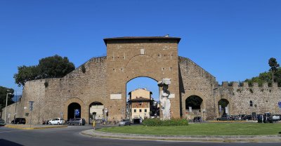 Porta Romana with a controversial modern marble statue of two women, named Dietro-Front or Turnabout, was erected in the circle