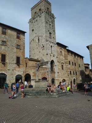  Gimignano Torre de Diavolo and cistern in the Piazza della Cisterna