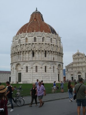 Pisa San Giovanni Baptistery 1152-1363 Constructed on the same unstable sand, leans 0.6 degrees towards cathedral
