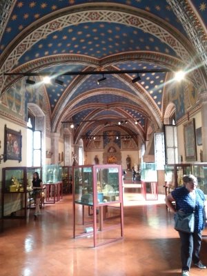 Bargello room with jewelry and artifacts of everyday life