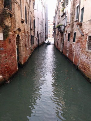 This seems to only add to the mystery and ambiance of Venice.