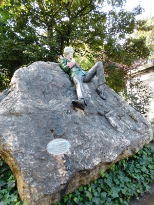  Mounted reclining on a large quartz boulder Wilde was formed from different coloured stones from three continents