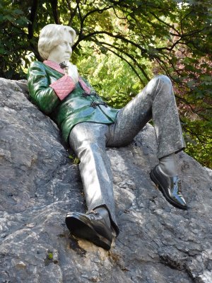 The sculpture captures Oscar Wildes flamboyant & colourful personality, depicted at the age of 40-a pivotal time in his life 