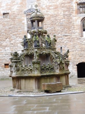 When Bonnie Prince Charlie visited Linlithgow in 1745, the fountain was made to flow with wine