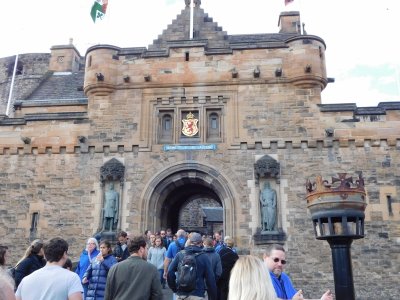 Statues of Robert the Bruce and William Wallace were added in 1929, and the Latin motto (No one provokes me with impunity)