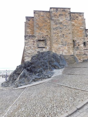 The very hard dolerite (a type of basalt) formed is seen in outcroppings around the Castle