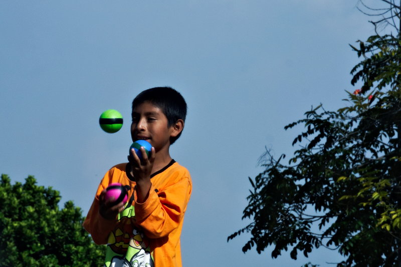 guadalajara_boy_juggling_rt_8141.jpg