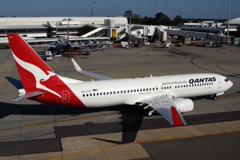 QANTAS BOEING 737 800 PER RF IMG_9628.jpg