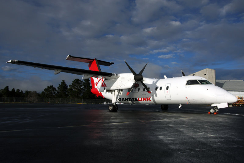 QANTAS LINK DASH 8 200 HBA RF IMG_6780.jpg