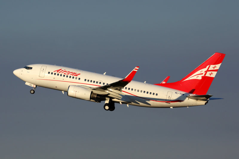 AIRZENA BOEING 737 700 AMS RF 5K5A2236.jpg