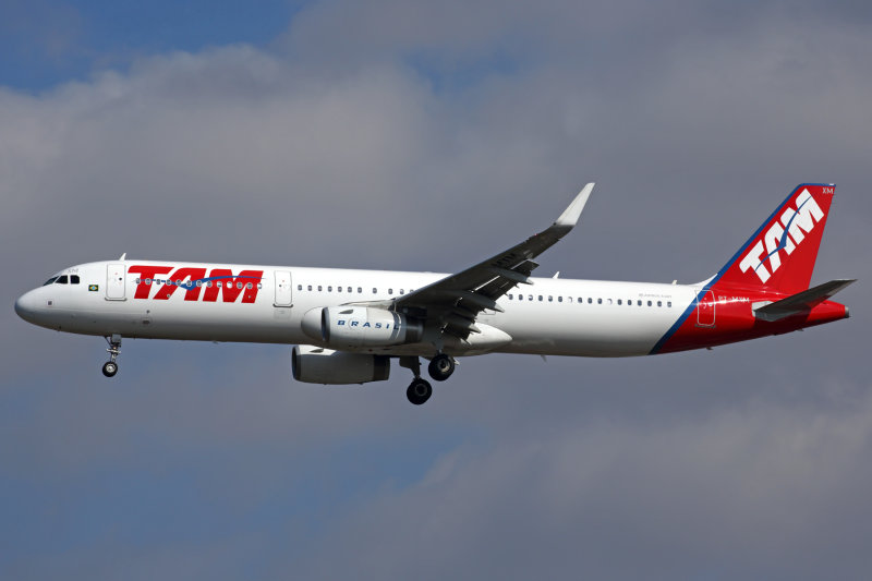 TAM AIRBUS A321 GRU RF 5K5A3280.jpg