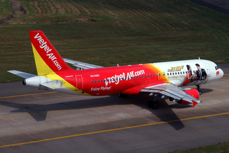 VIETJET AIR AIRBUS A320 SGN RF IMG_0205.jpg