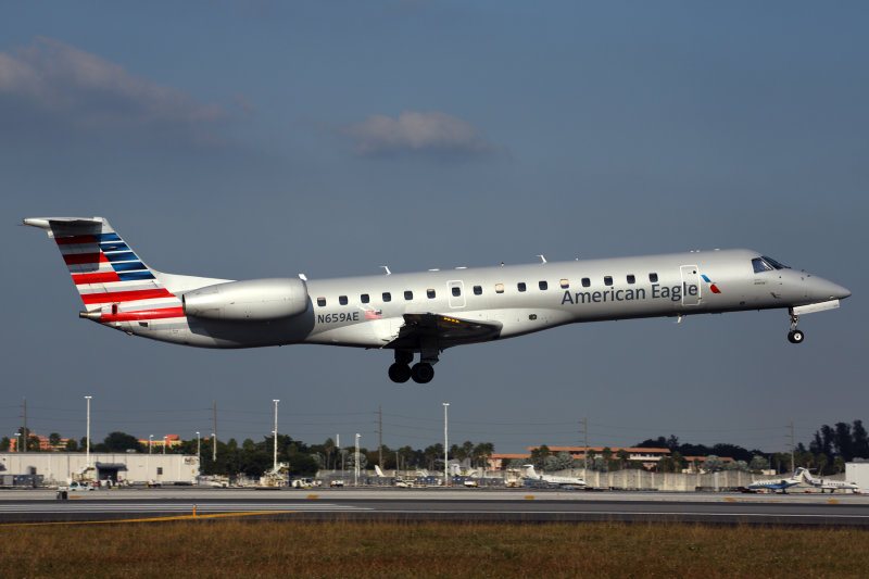 AMERICAN EAGLE EMBRAER 145 MIA RF 5K5A8880.jpg