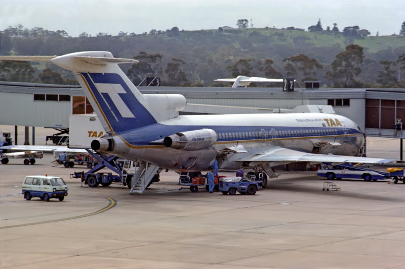 TAA BOEING 727 200 MEL RF 039 2.jpg