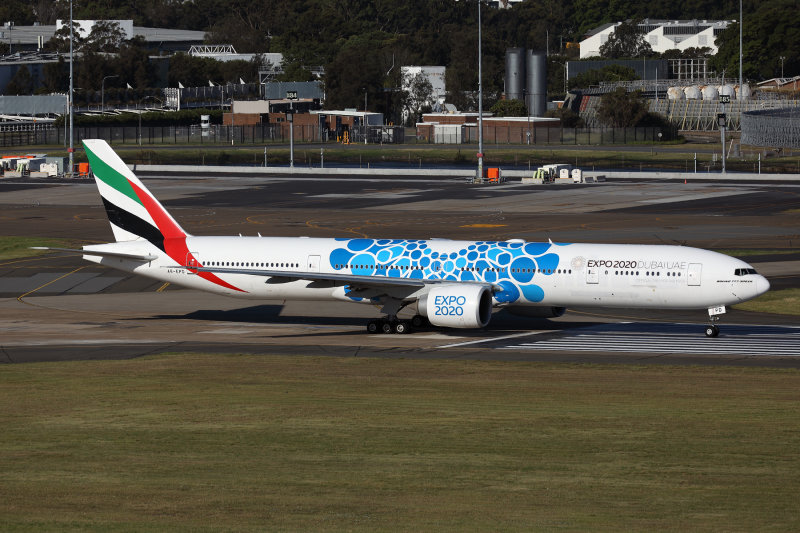 EMIRATES BOEING 777 300ER SYD RF 002A7534.jpg