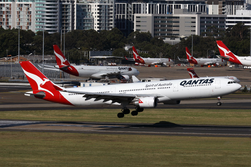 QANTAS AIRBUS A330 300 SYD RF 002A7508.jpg