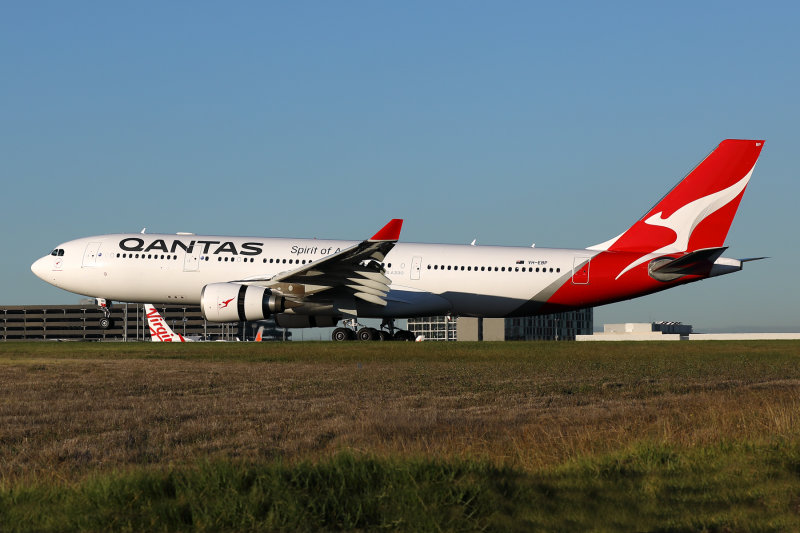 QANTAS AIRBUS A330 200 MEL RF 002A9440.jpg