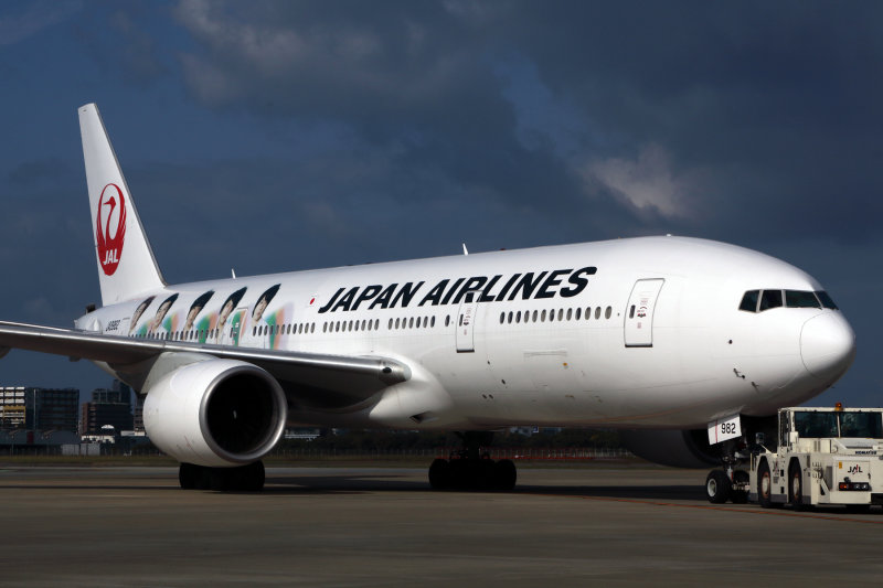 JAPAN AIRLINES BOEING 777 200 FUK RF  IMG_1439.jpg