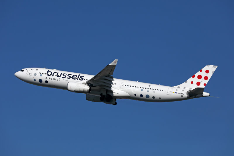 BRUSSELS AIRLINES AIRBUS A330 300 BRU RF 002A4916.jpg