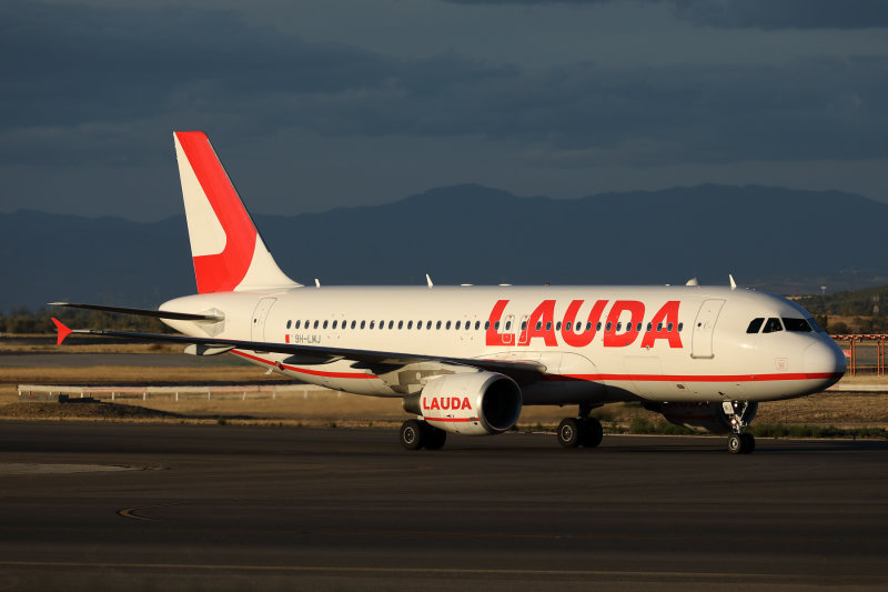 LAUDA AIRBUS A320 MAD RF 002A4753.jpg