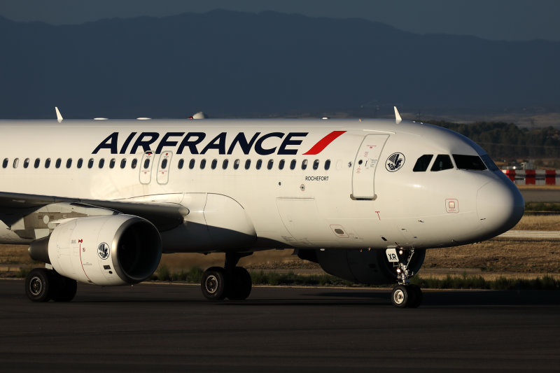 AIR FRANCE AIRBUS A320 MAD RF 002A4745.jpg