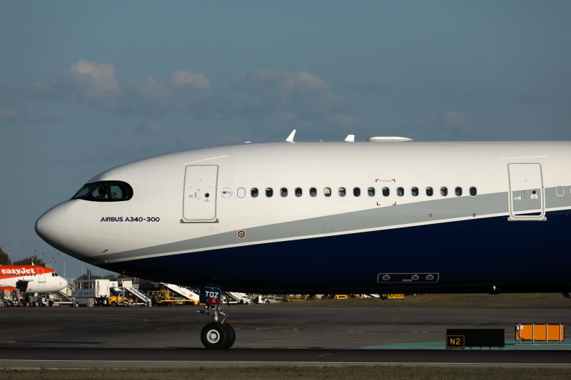 HI FLY AIRBUS A340 300 LIS RF 002A4338.jpg