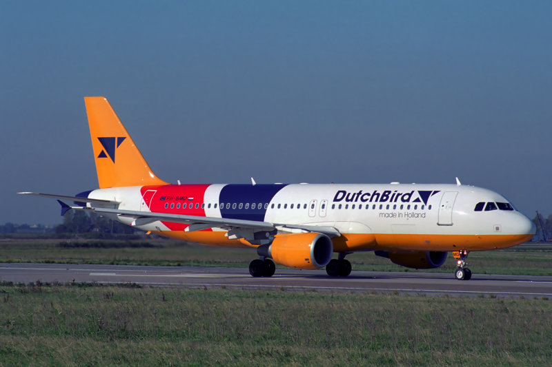 DUTCHBIRD AIRBUS A320 AMS RF 1776 5.jpg