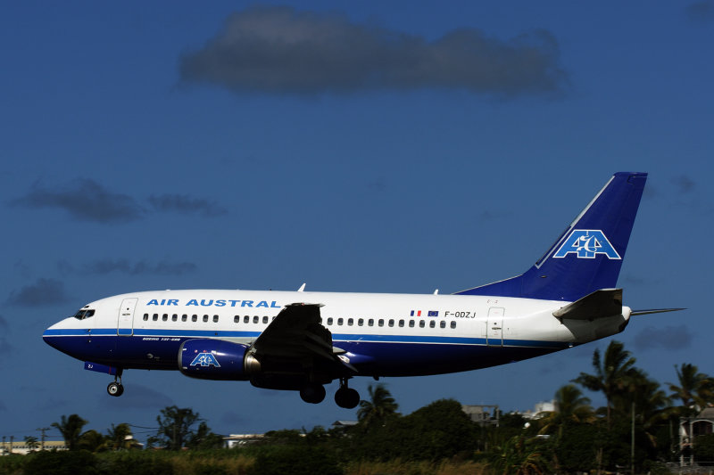 AIR AUSTRAL BOEING 737 500 MRU RF.jpg