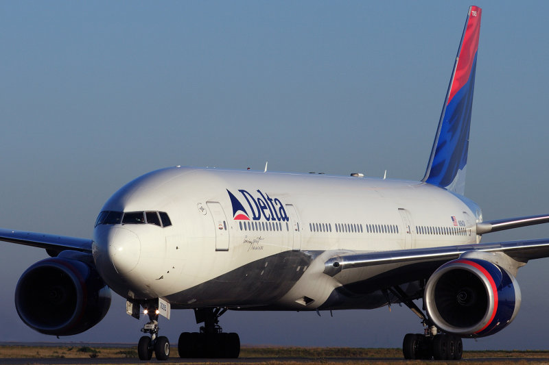 DELTA BOEING 777/200 CDG RF.jpg