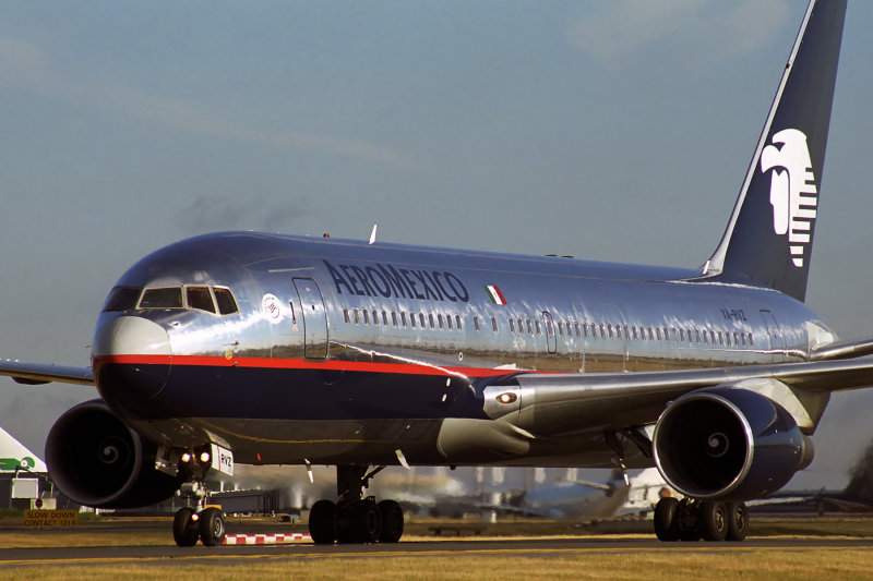 AERO MEXICO BOEING 767 300 CDG RF 1862 21.jpg